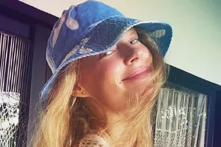 Светлана Ходченкова в ретро-бикини пожелала поклонникам доброго утра — и надолго лишила их дара речи