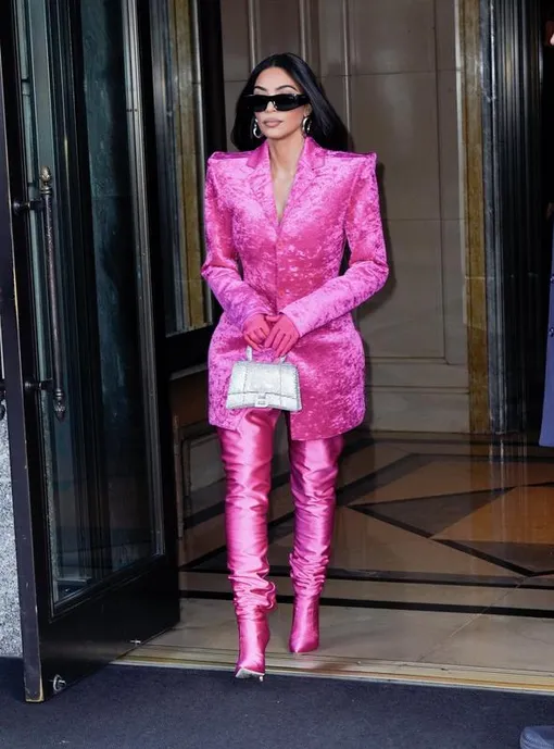 Ким Кардашьян в розовом наряде