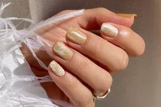 От Бетины Гольдштейн, Золы Ганзориг и не только: 13 идей трендового маникюра на декабрь-2025 от звездных нейл-мастеров