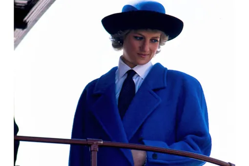 Королевский синий: пальто в любимом цвете принцессы Дианы и Кейт Миддлтон