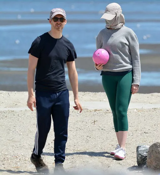 Энн Хэтэуэй вместе с супругом на пляже