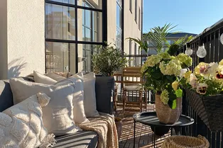 4 решения для балкона, которые были в моде, но безнадежно устарели в 2025 году