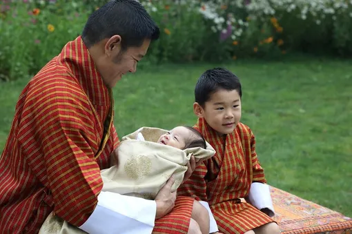 Король Бутана с сыновьями