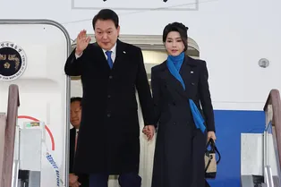 Первая леди Южной Кореи Ким Кон Хи демонстрирует стильный способ носить шарф с пальто