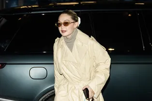 Это возможно! Джиджи Хадид нашла длинный пуховик, который выглядит очень стильно