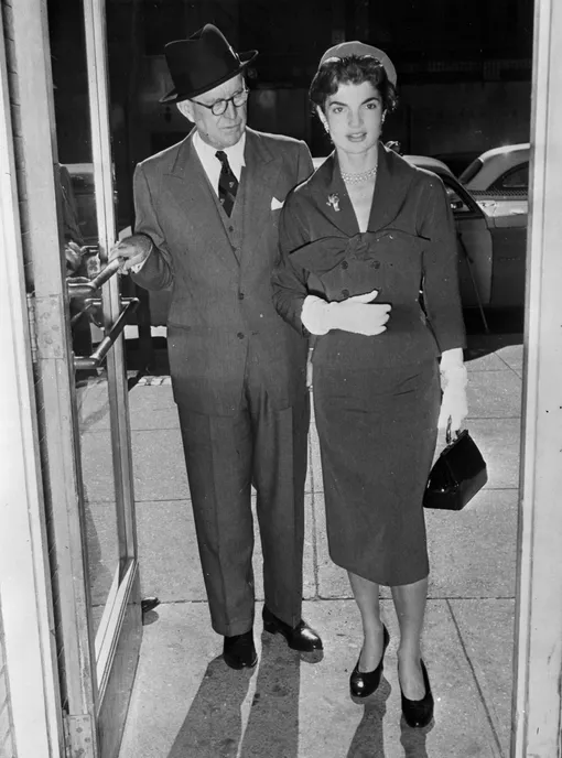 Жаклин Кеннеди и Джозеф Кеннеди в 1954 году