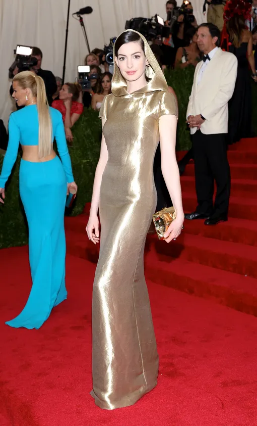 Энн Хэтэуэй на Met Gala в 2015 году