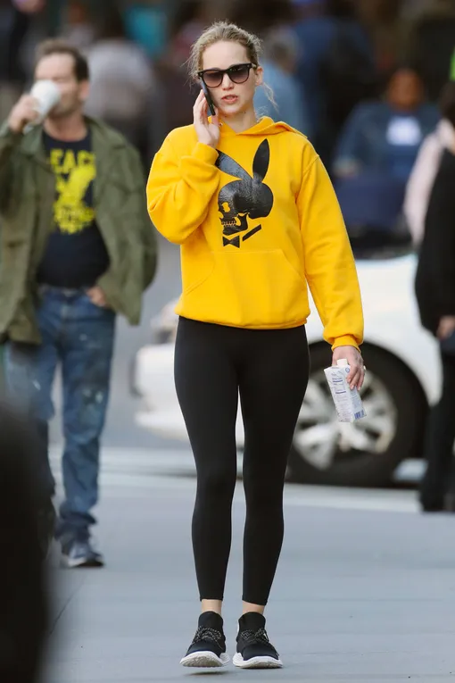 Дженнифер Лоуренс на прогулке 2019 год