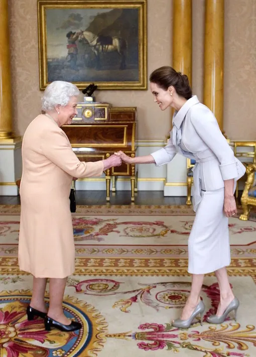 Королева Елизавета II и Анджелина Джоли