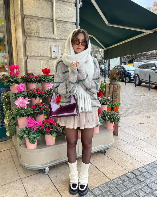 Гетры, мини-юбка и свитер — модная комбинация этой весной
