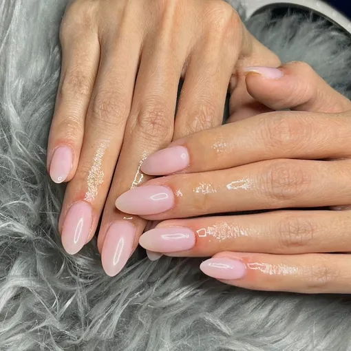 Что такое Bubblegum Nails — и почему это самый модный маникюр весны-2024