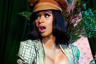 Елки и иголки: новогодний маникюр Карди Би, который стоит увидеть Елки и иголки: новогодний маникюр Карди Би, который стоит увидеть