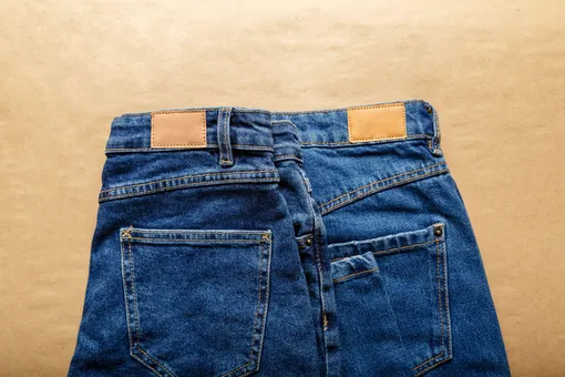 Первые джинсы красили натуральным красителем индиго