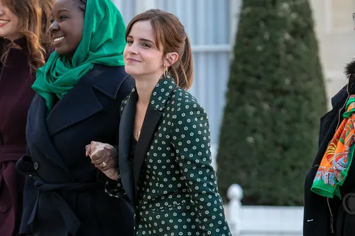 Эмма Уотсон выбрала яркий костюм для встречи с президентом Франции
