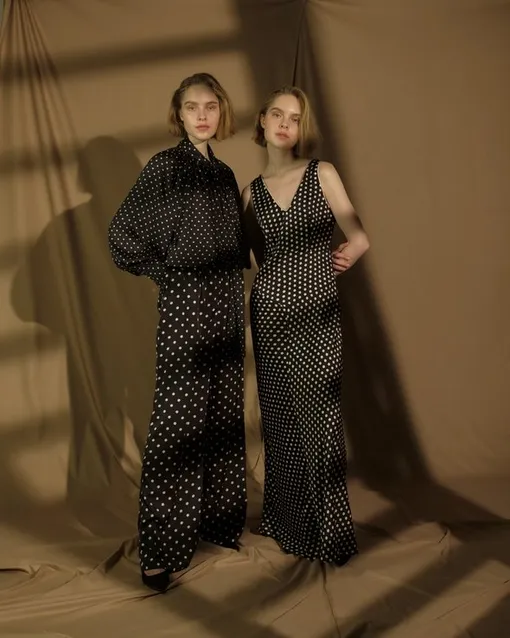 Слева: блуза с бантом в горох — 3 980 рублей, брюки в пижамном стиле — 5 790 рублей, мюли из атласа — 6 790 рублей. Справа: платье-комбинация с кантом — 7 980 рублей.