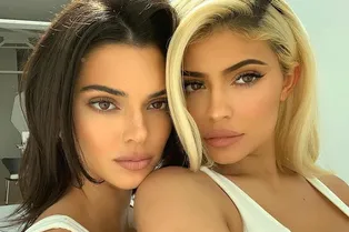 Кендалл и Кайли Дженнер выпустили линию бюджетных купальников
