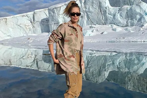 Елена Перминова в рубашке милитари позировала на фоне ледников Гренландии