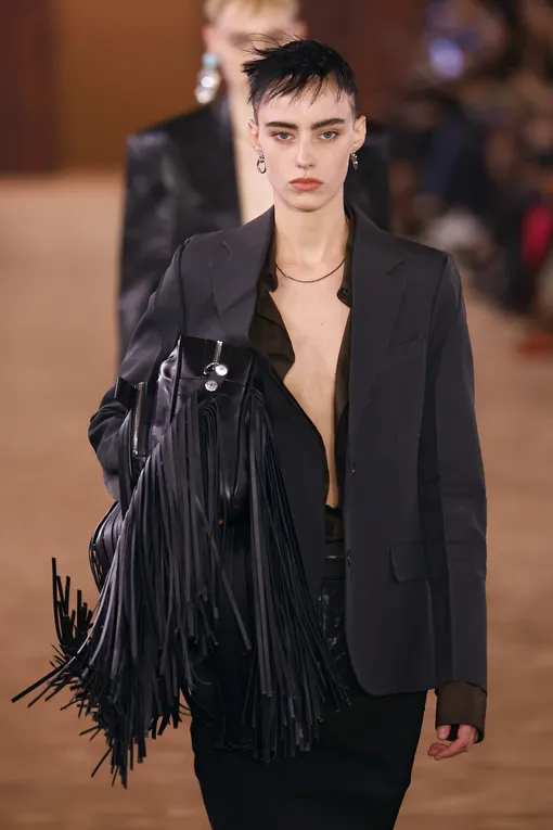 Acne Studios, весна-лето 2026 сумка с бахромой