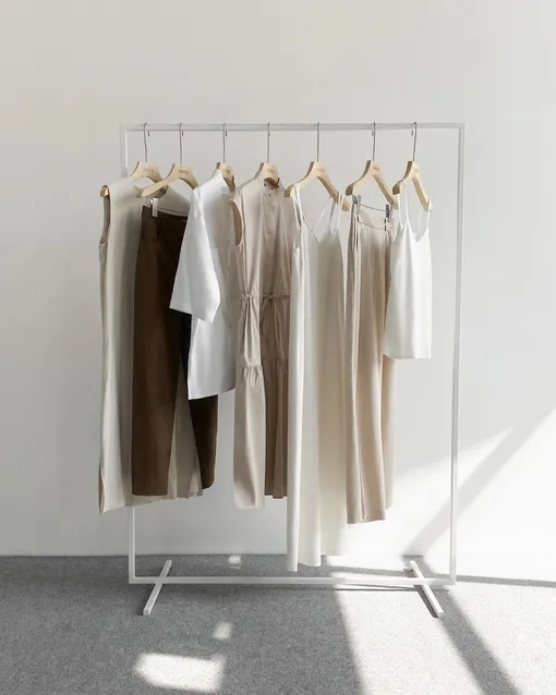 Как развесить одежду в гардеробе, чтобы легко составить образ