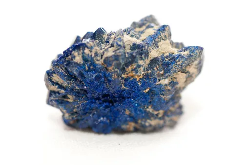 Азурит — минерал, который особенно подходит женщинам.