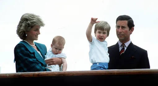 Принцесса Диана с сыном Гарри и принц Чарльз — с Уильямом