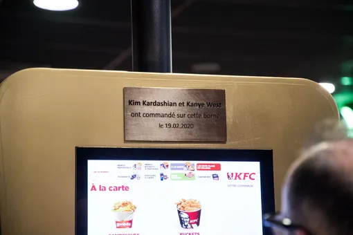 Памятная табличка на терминале KFC после посещения Ким и Канье