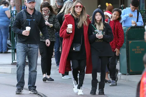 Против зимней хандры: носим красное пальто и брюки с лампасами как Хайди Клум