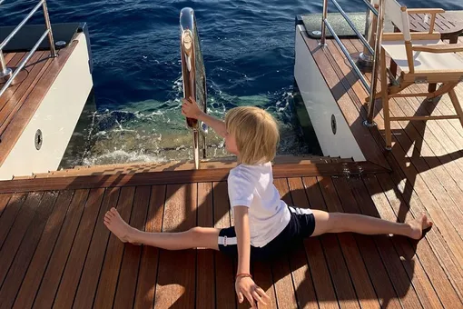 «Мой чемпион»: Яна Рудковская показала шпагат сына на яхте