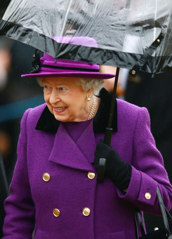 Королева Елизавета II впервые появилась на публике после слухов о ее кончине