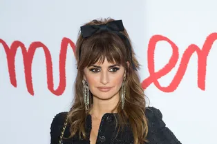 Как выбрать и с чем носить колготки в сетку — знает Пенелопа Крус