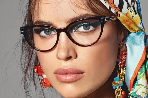 Ирина Шейк примерила очки в сочетании с шелковым платком и украшениями