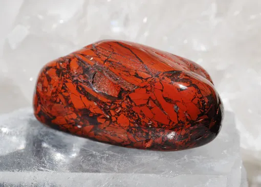 Красная яшма — древний камень с долгой историей исцеления