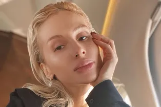 «Мисс Сексуальность»: Светлана Лобода в крохотном розовом платье с пикантной шнуровкой позировала у елки