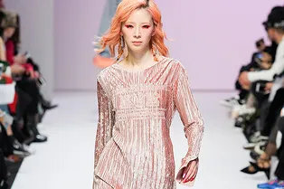 K-Pop захватывает подиум: 15 ярких и плюшевых образов корейского бренда Kye K-Pop захватывает подиум: 15 ярких и плюшевых образов корейского бренда Kye