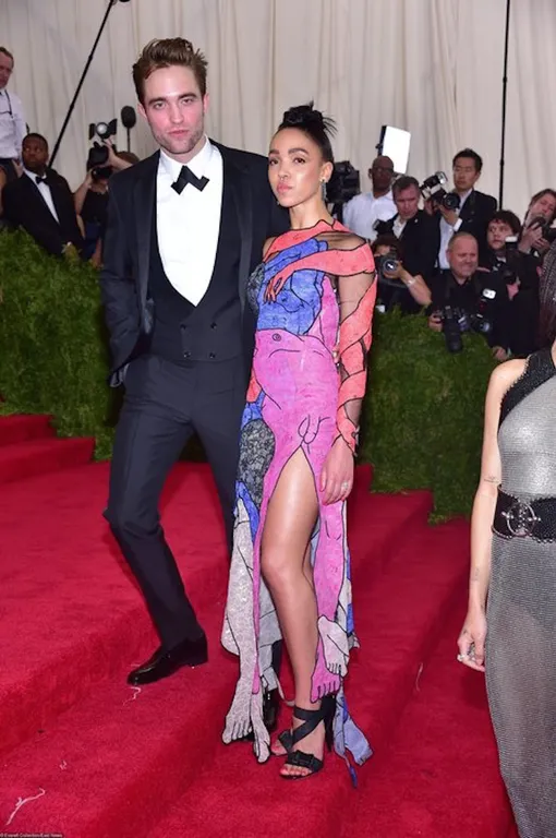 Роберт Паттинсон и FKA Twigs Роберт Паттинсон и FKA Twigs
