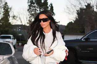 Как сочетать спортивные брюки с обувью на каблуке — учимся у Ким Кардашьян