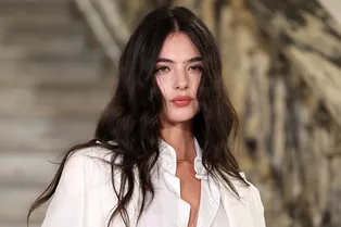 Molten brunette — самый трендовый темный оттенок для волос, который идет всем без исключения Molten brunette — самый трендовый темный оттенок для волос, который идет всем без исключения