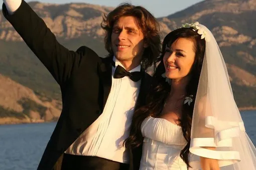 Родственники Анастасии Заворотнюк показали ее фото венчания с Петром Чернышевым