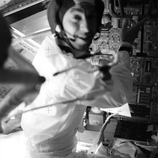 Астронавт Джеймс Ловелл в лунном модуле корабля