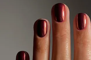 35 идей новогоднего маникюра в красных оттенках на короткие ногти 35 идей новогоднего маникюра в красных оттенках на короткие ногти