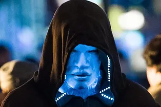 Голубой и светится