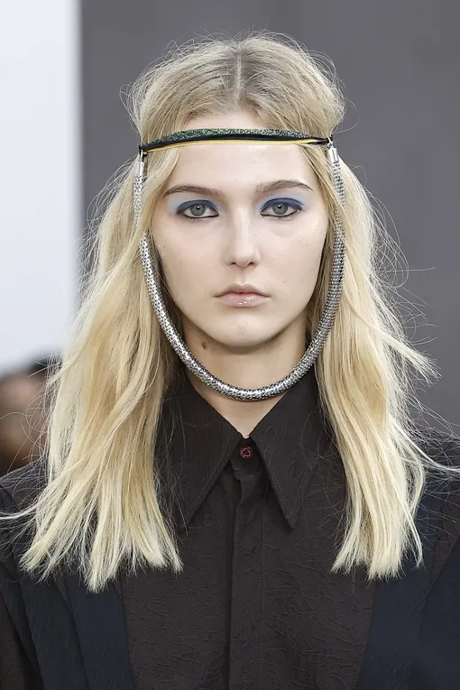 Kiko Kostadinov, весна-лето 2026 Новогодние прически с аксессуарами