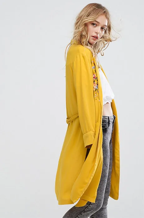 Тонкий желтый жакет-кимоно с поясом и цветами на груди, Bershka, примерно 3657 руб.