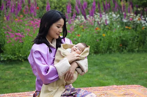 Королева Бутана с малышом