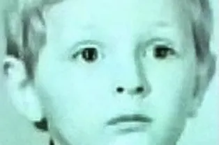 Мальчик с фото стал одним из самых популярных комиков России, а затем покорил сердце знаменитой гимнастки. Уже поняли, о ком речь?