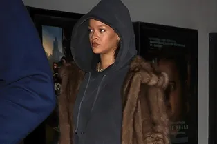 Шуба + шорты: Рианна составила неоднозначный аутфит