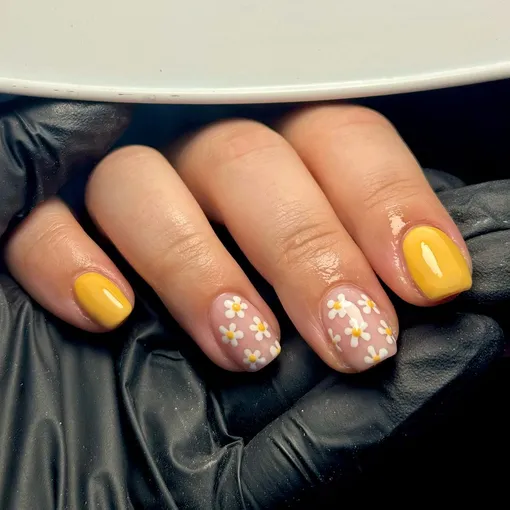 Желтые цветы на ногтях