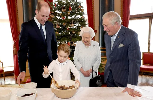Принц Уильям с сыном, Елизавета II и принц Чарльз