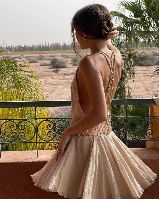 Не бойтесь акцентных деталей на летнем платье для подружки невесты