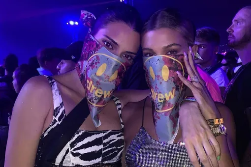 Кендалл Дженнер и Хейли Болдуин закрыли лицо платками на фестивале Coachella